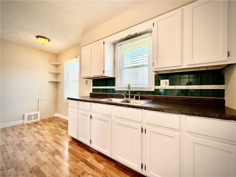 1331 Sunrise Drive, Akron, OH - Photo 6