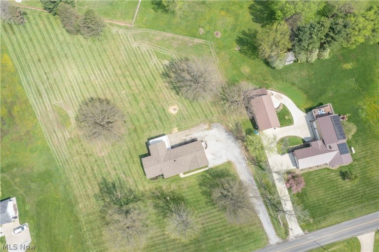 6459 Smith Kramer Street, Hartville, OH - Photo 2