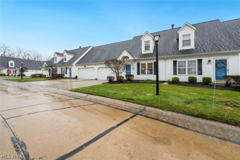 37608 Sturbridge Lane, Willoughby, OH - Photo 4