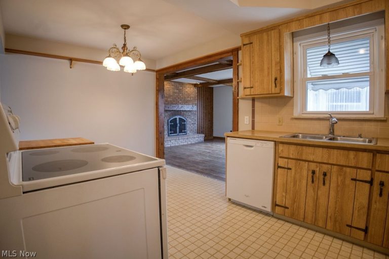 5404 Beacon Road, Lyndhurst, OH - Photo 8