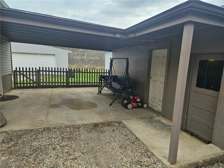 1305 Eastport Avenue, Uhrichsville, OH - Photo 5