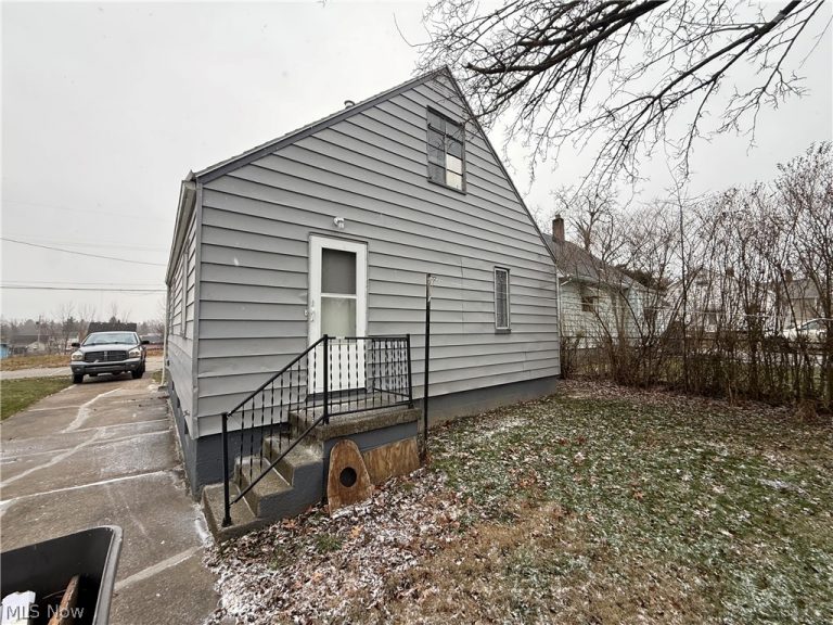 868 Cameron Avenue, Youngstown, OH - Photo 2