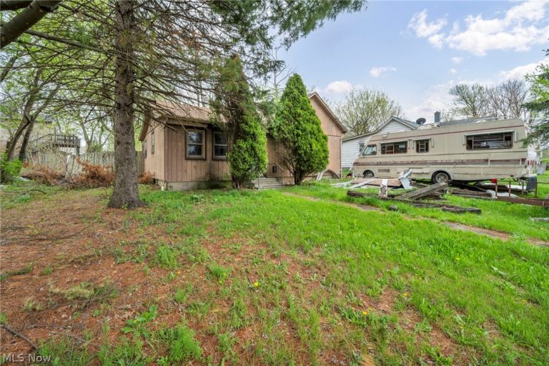 215 Tuscarawas Street, Elyria, OH - Photo 3