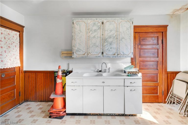 5862 Cable Avenue, Cleveland, OH - Photo 8