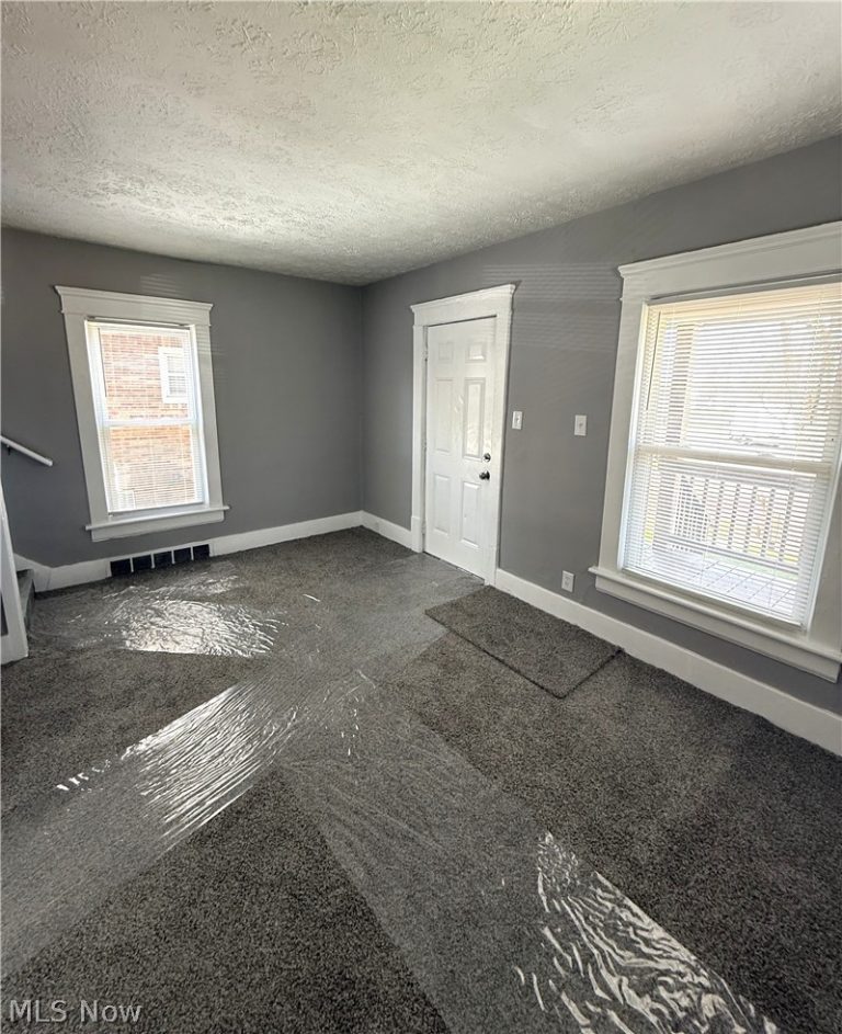 390 Cole Avenue, Akron, OH - Photo 2