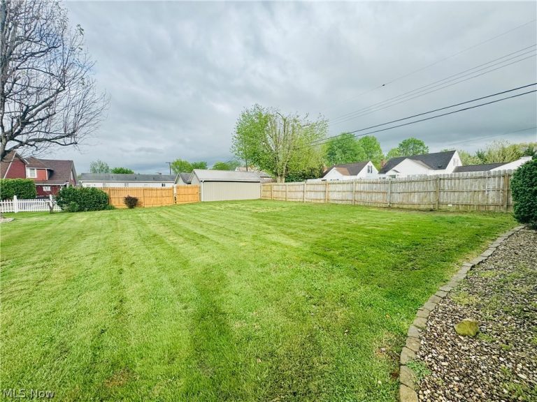 711 Victoria Avenue, Williamstown, WV - Photo 3