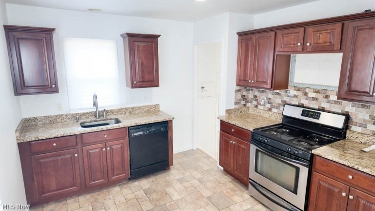 15401 Walvern Boulevard Boulevard, Maple Heights, OH - Photo 4