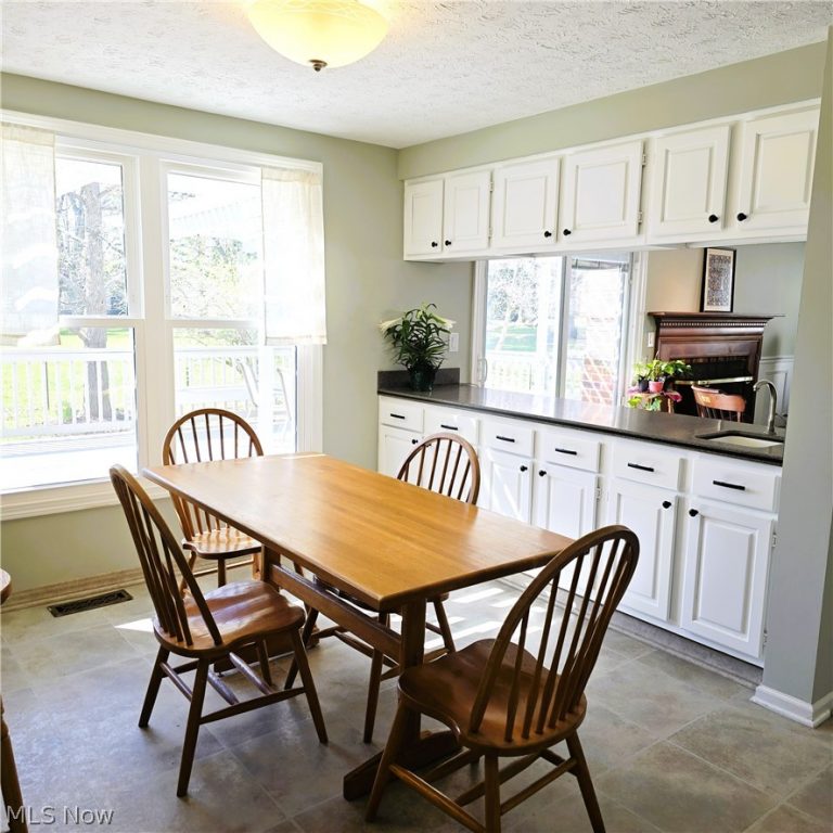 9898 Lakeview Circle, Strongsville, OH - Photo 5