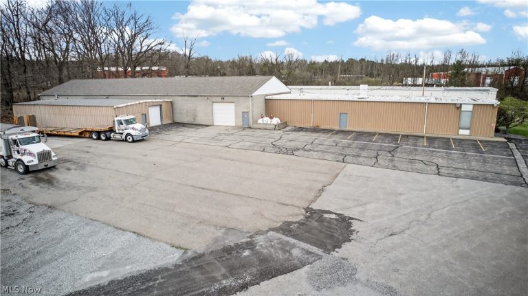3060 Gale Drive, Hubbard, OH, 44425
