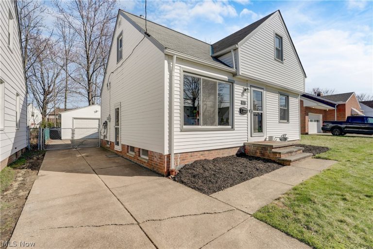1677 Douglas Road, Wickliffe, OH - Photo 2