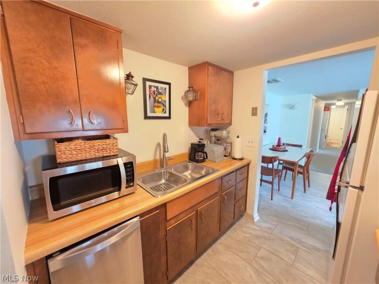 6995 Carriage Hill Drive, Brecksville, OH - Photo 8