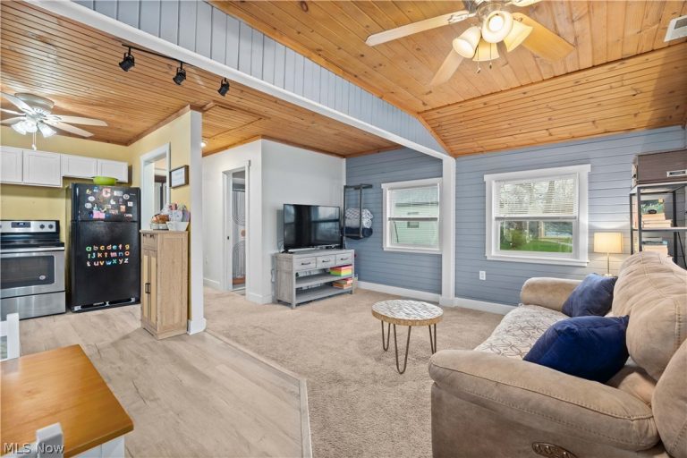 4556 Hawthorne Avenue, Sheffield Lake, OH - Photo 3