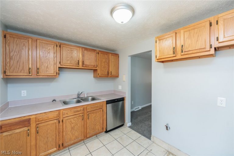 4878 Banbury Court #12, Warrensville Heights, OH - Photo 6