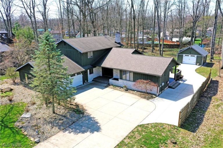 525 Sycamore Trail, Cortland, OH - Photo 2
