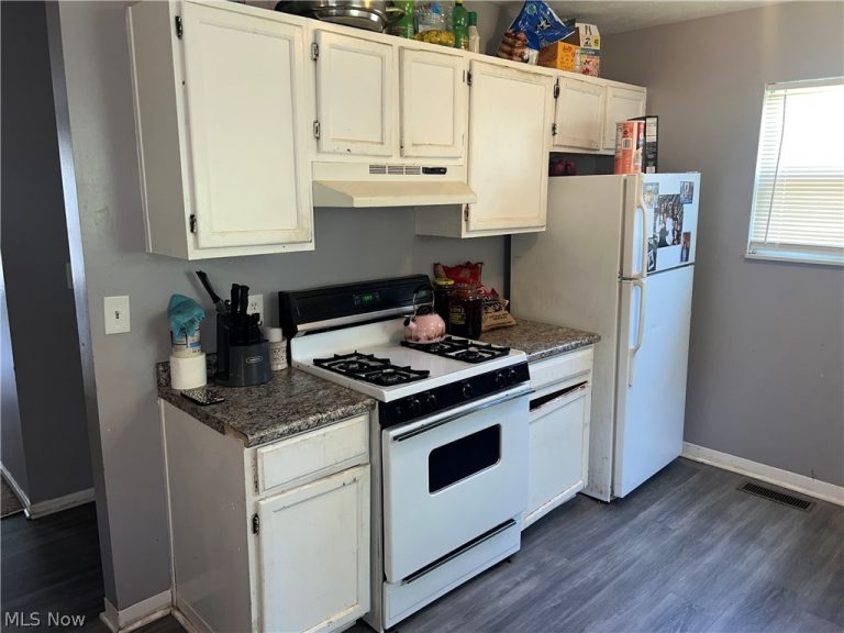 9702 Gaylord Avenue, Cleveland, OH - Photo 3