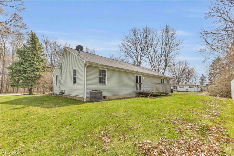 586 Abbe Road, Sheffield Lake, OH - Photo 3