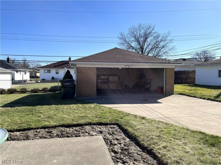 12416 Eastwood Boulevard, Garfield Heights, OH - Photo 5