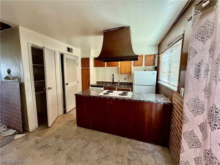 11 Trenton Square #T27, Euclid, OH - Photo 6
