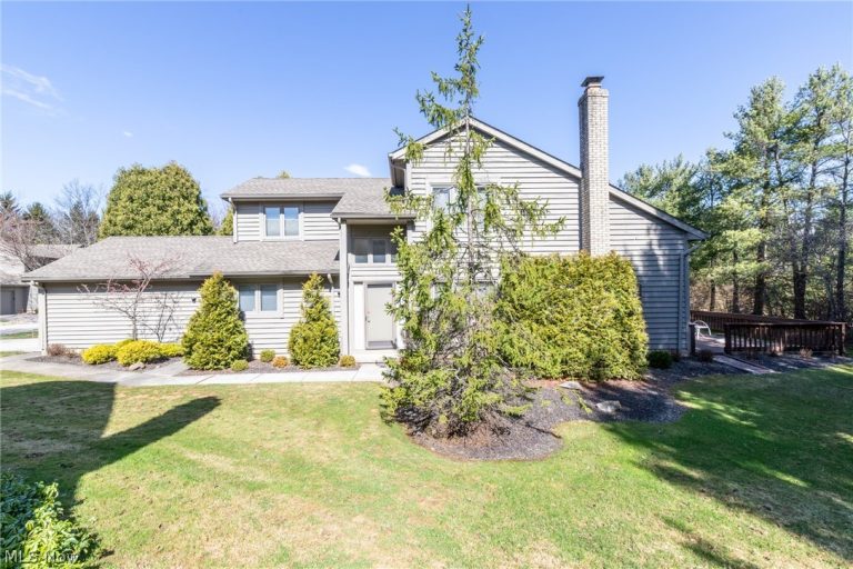 4 Chelsea Court, Beachwood, OH - Photo 2