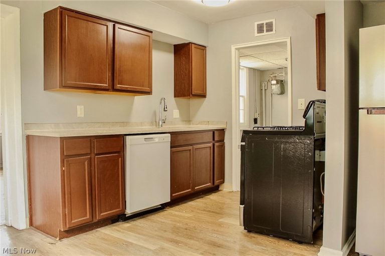 21131 Morris Avenue, Euclid, OH - Photo 5