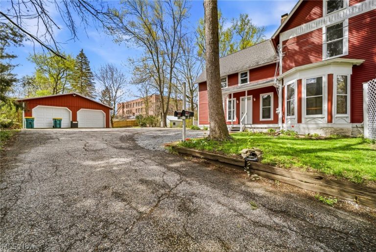 214 Hambden Street, Chardon, OH - Photo 4