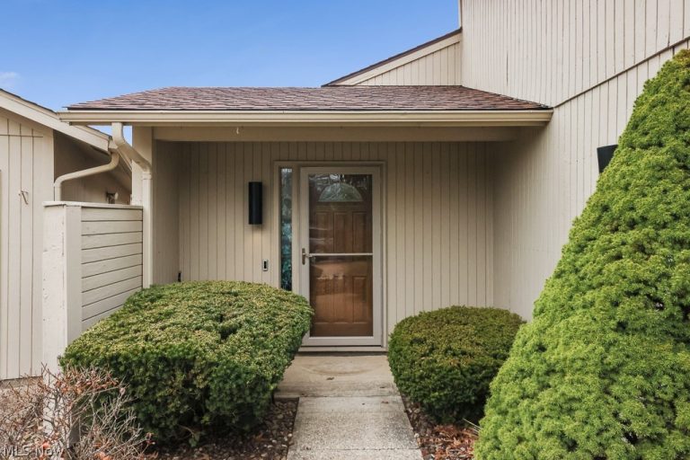 22144 Meadowsouth Court, Strongsville, OH - Photo 3