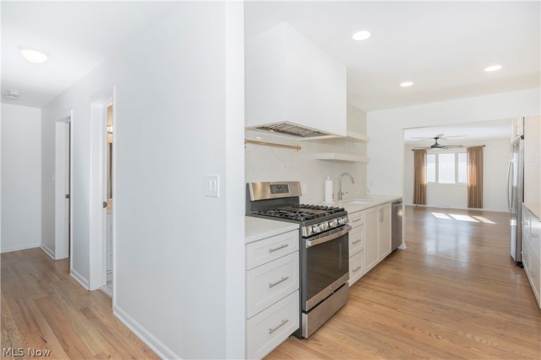 657 Lander Drive, Highland Heights, OH - Photo 3