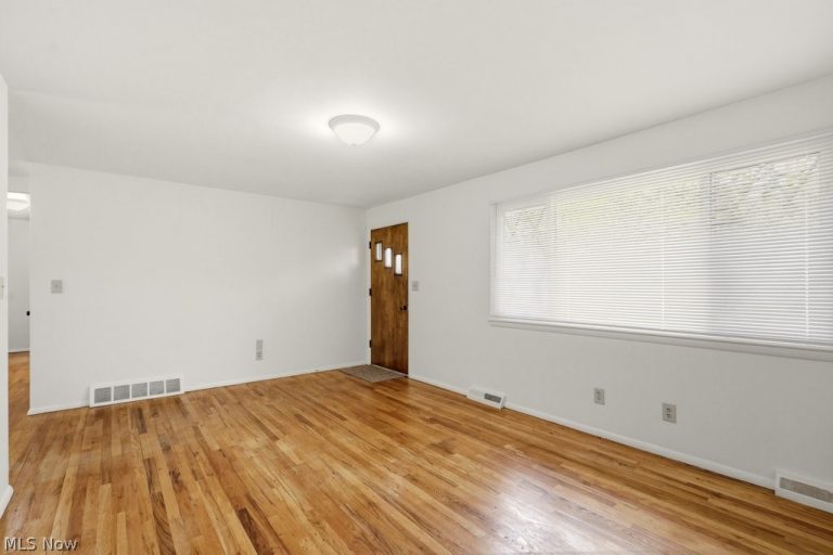 513 Lynnview Drive, Sagamore Hills, OH - Photo 4