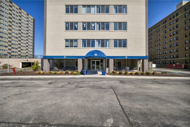 12520 Edgewater Drive #806, Lakewood, OH - Photo 3