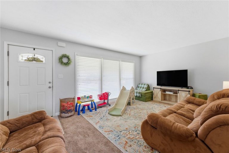 888 Orchard Avenue, Barberton, OH - Photo 6