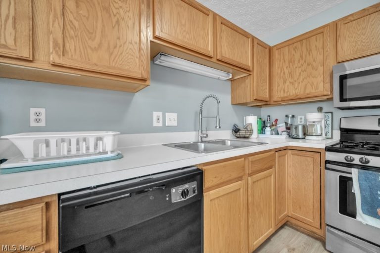 34955 Northview Circle, North Ridgeville, OH - Photo 4