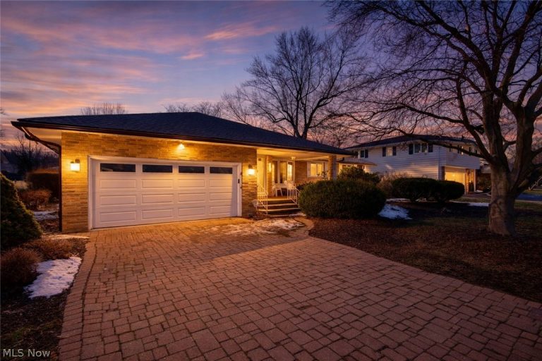 1196 Skyline Drive, Seven Hills, OH - Photo 2
