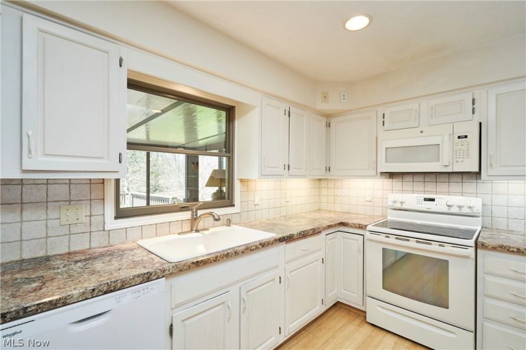 3574 Antoinette Drive, Cuyahoga Falls, OH - Photo 6