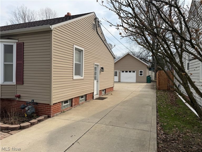 8141 Dartmoor Road, Mentor, OH - Photo 2