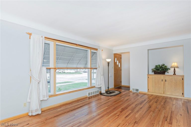30104 Warren Road, Wickliffe, OH - Photo 6