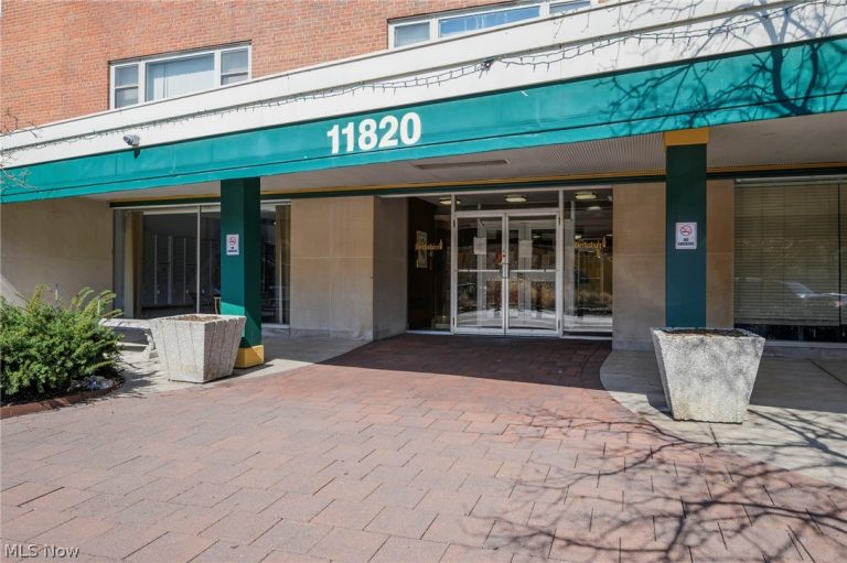 11820 Edgewater Drive #718, Lakewood, OH - Photo 2