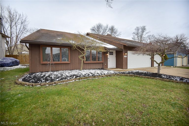 17134 Rabbit Run Drive, Strongsville, OH - Photo 2