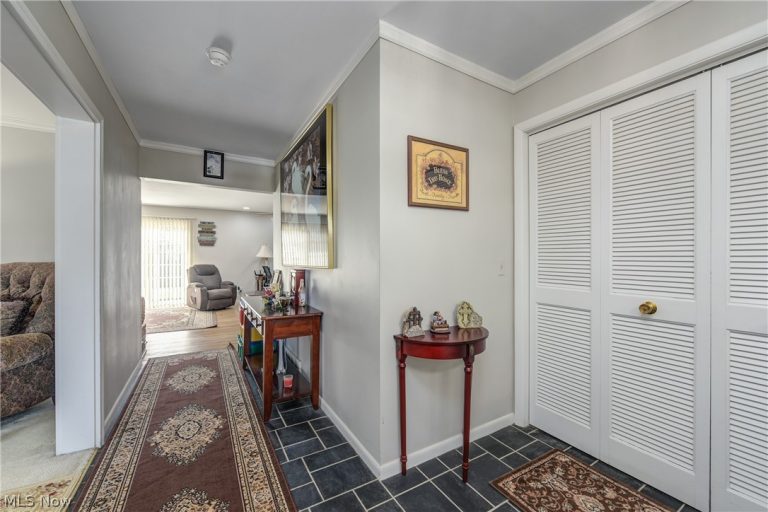 362 Hamilton Circle, Elyria, OH - Photo 4