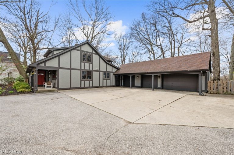22235 Arbor Cliff Lane, Rocky River, OH - Photo 3