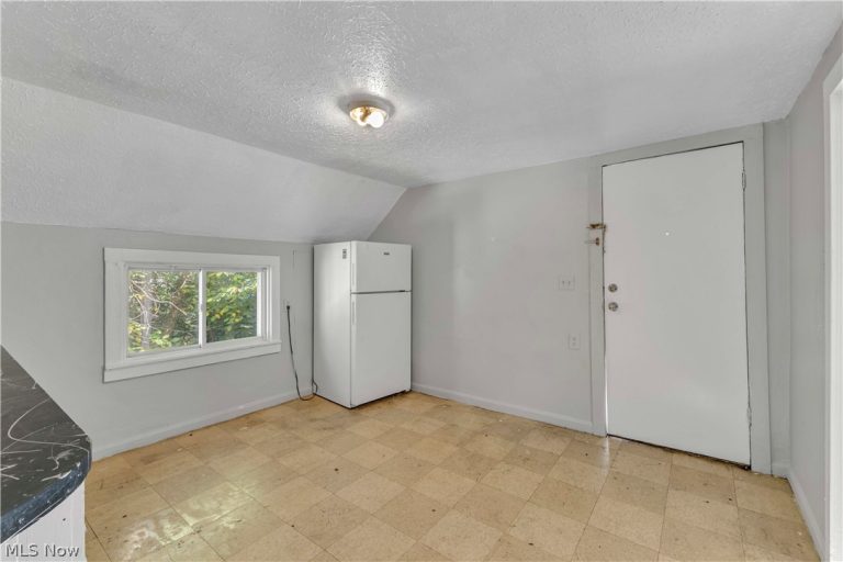 7606 Vineyard Avenue, Garfield Heights, OH - Photo 8