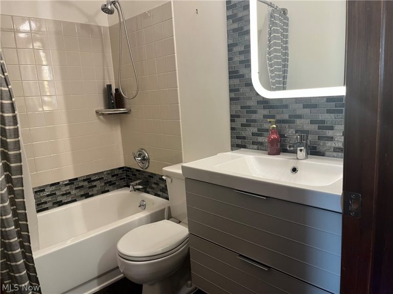 5553 Windrush Court, Parma, OH - Photo 6