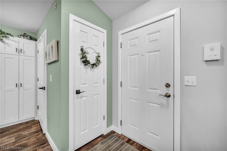 23002 Chandlers Lane, Olmsted Falls, OH - Photo 5