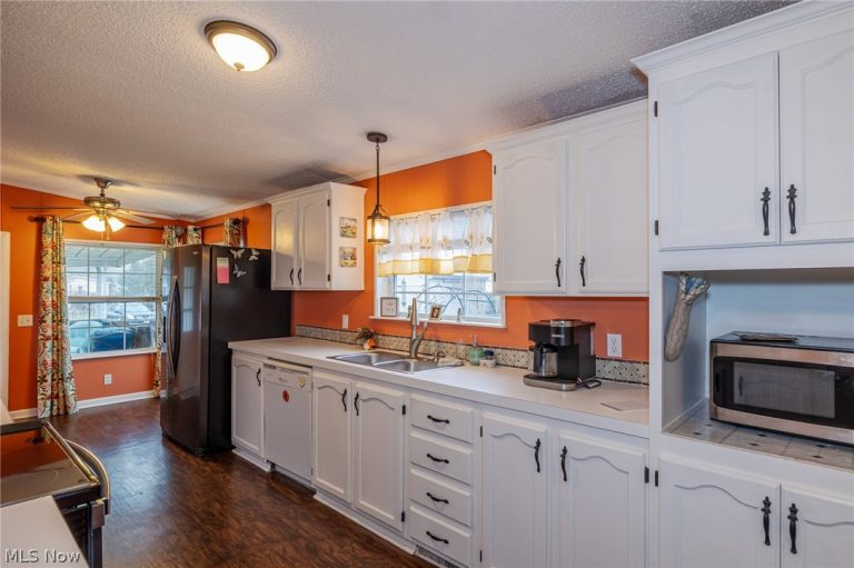 140 Luxor Lane, Amherst, OH - Photo 6