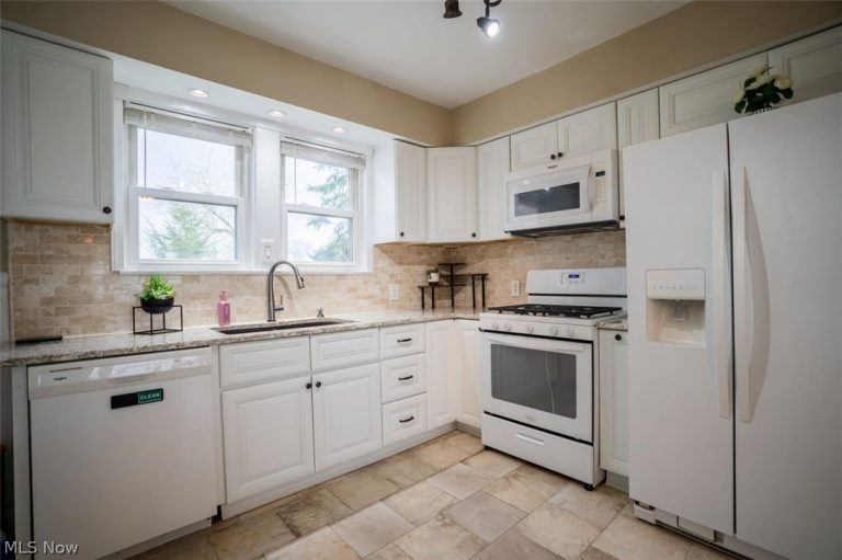 3390 Charles Street, Cuyahoga Falls, OH - Photo 8