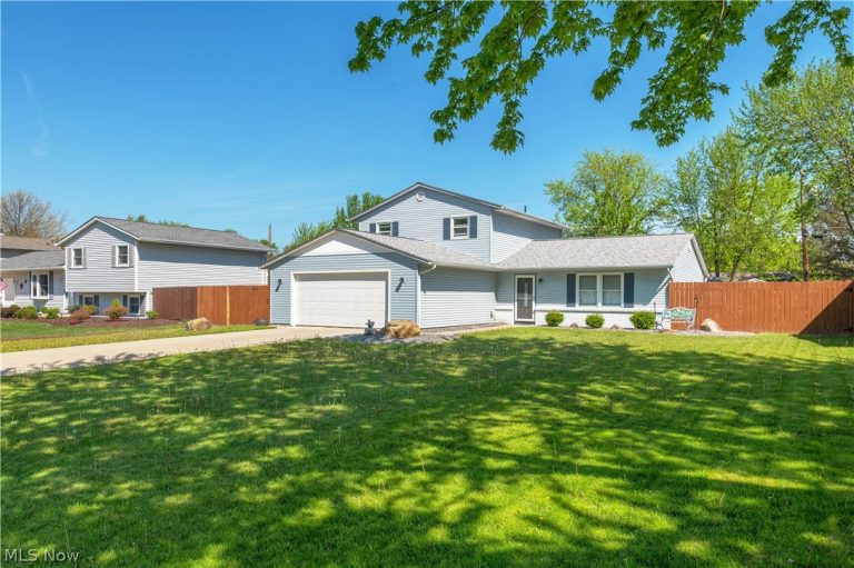 404 Oaknoll Drive, Amherst, OH - Photo 2