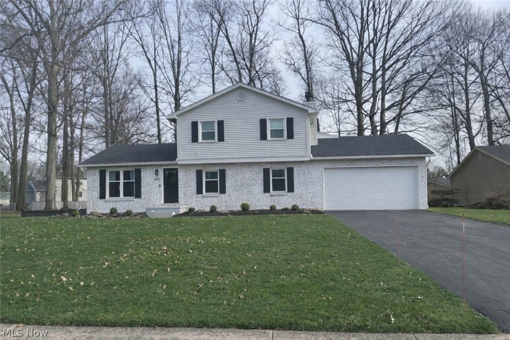 2620 Pine Oak Court, Niles, OH