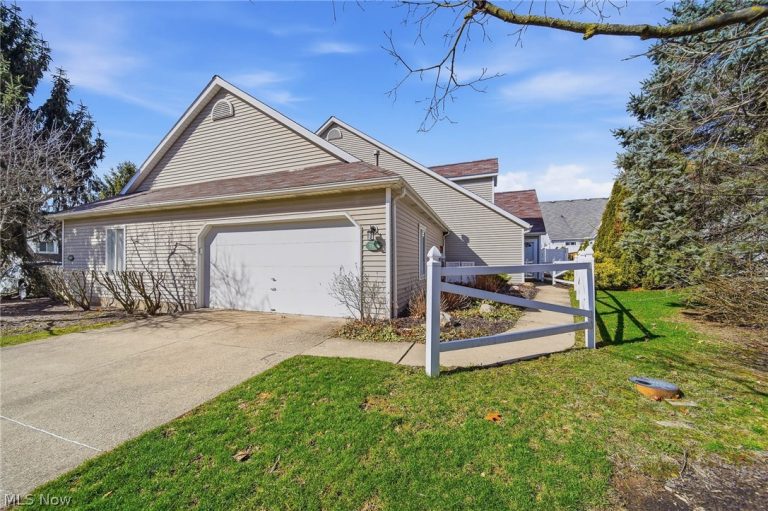 762 Hunters Trail #105, Akron, OH, 44313