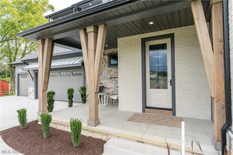 550 Woodlands Glen Avenue, Hartville, OH - Photo 2