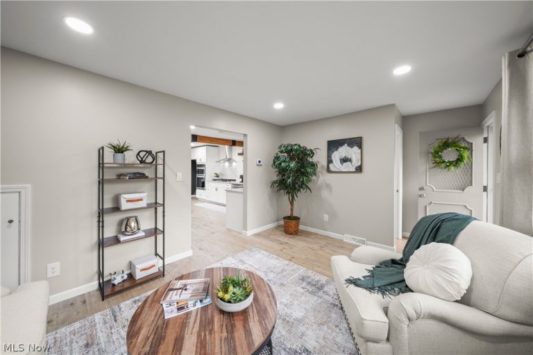 2051 Presidential Parkway #28, Twinsburg, OH - Photo 3