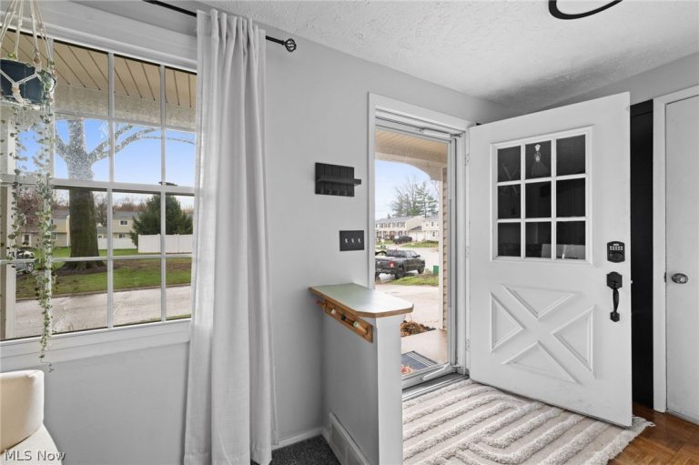 7403 Chestnut Commons Drive, Mentor, OH - Photo 6